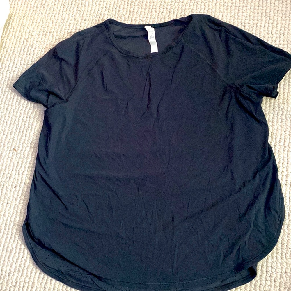 Lululemon size 6 short sleeve shirt.